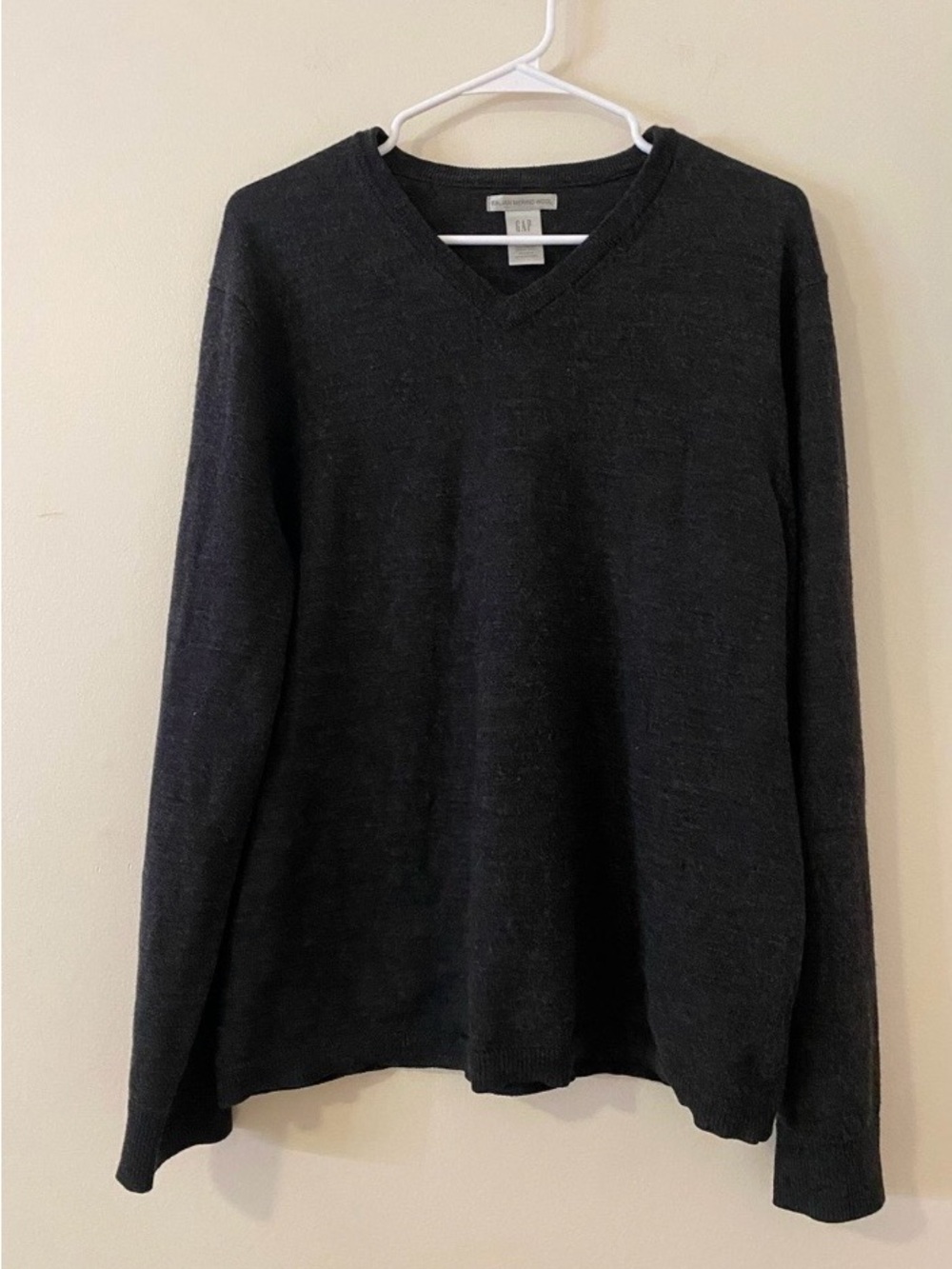 GAP 100% Italian Merino Wool V-Neck Charcoal Sweater Size Large